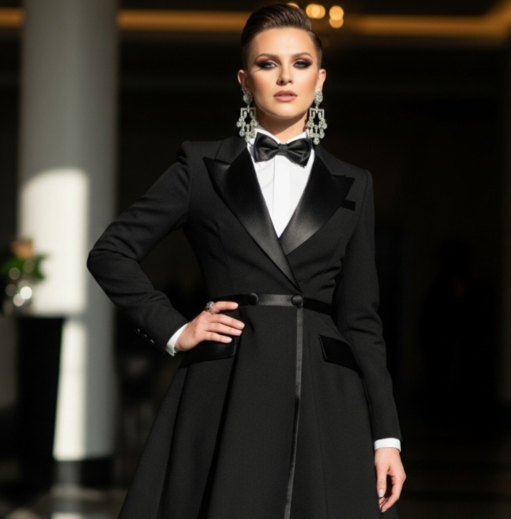  Structured black cocktail dress 